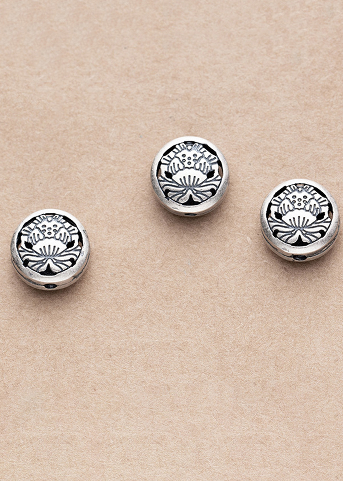Combo 2 cái charm bạc hình tròn hoa sen xỏ ngang - Ngọc Quý Gemstones