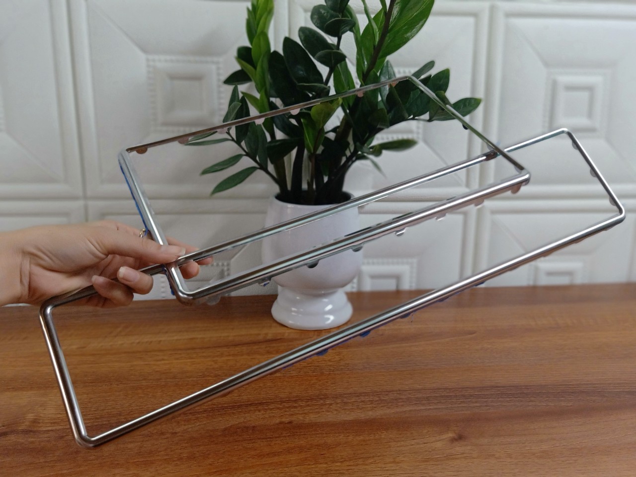 Khung biển số xe ô tô có hình lá cờ in UV khung inox tự lắp tại nhà