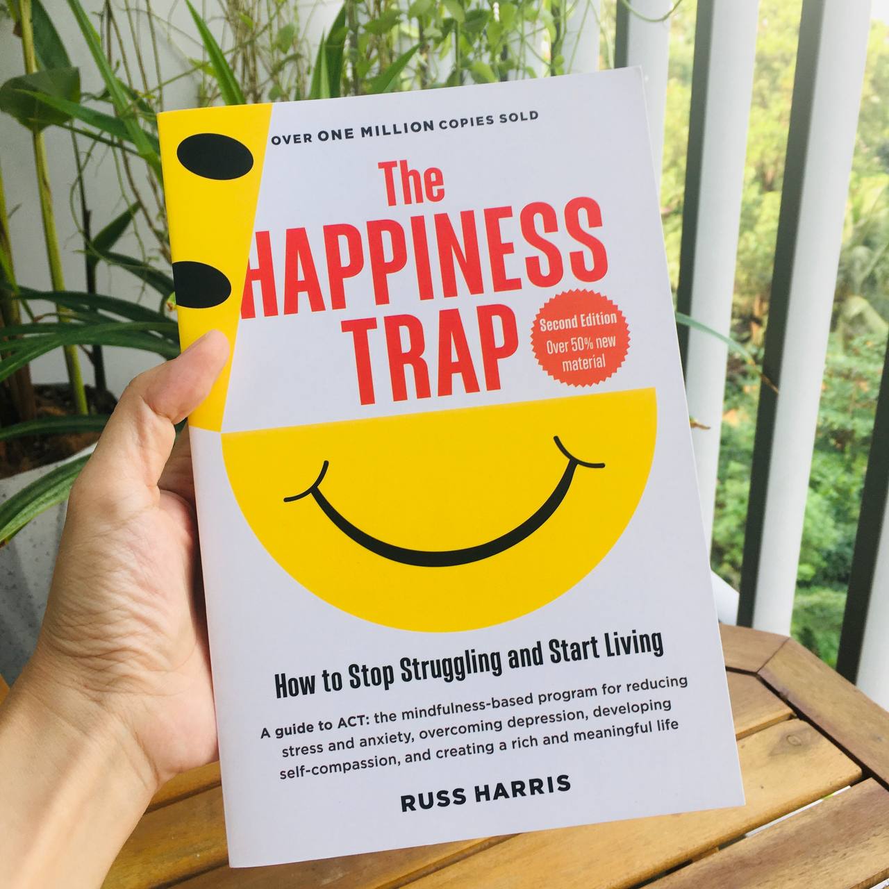 The Happiness Trap : HOW TO STOP STRUGGLING AND START LIVING