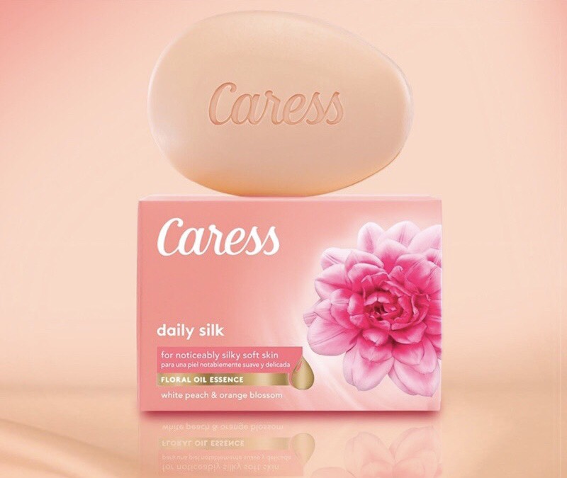 Lốc 16 Cục Xà Bông Hương Nước Hoa Caress Daily Silk Floral Oil Essence 106g - USA