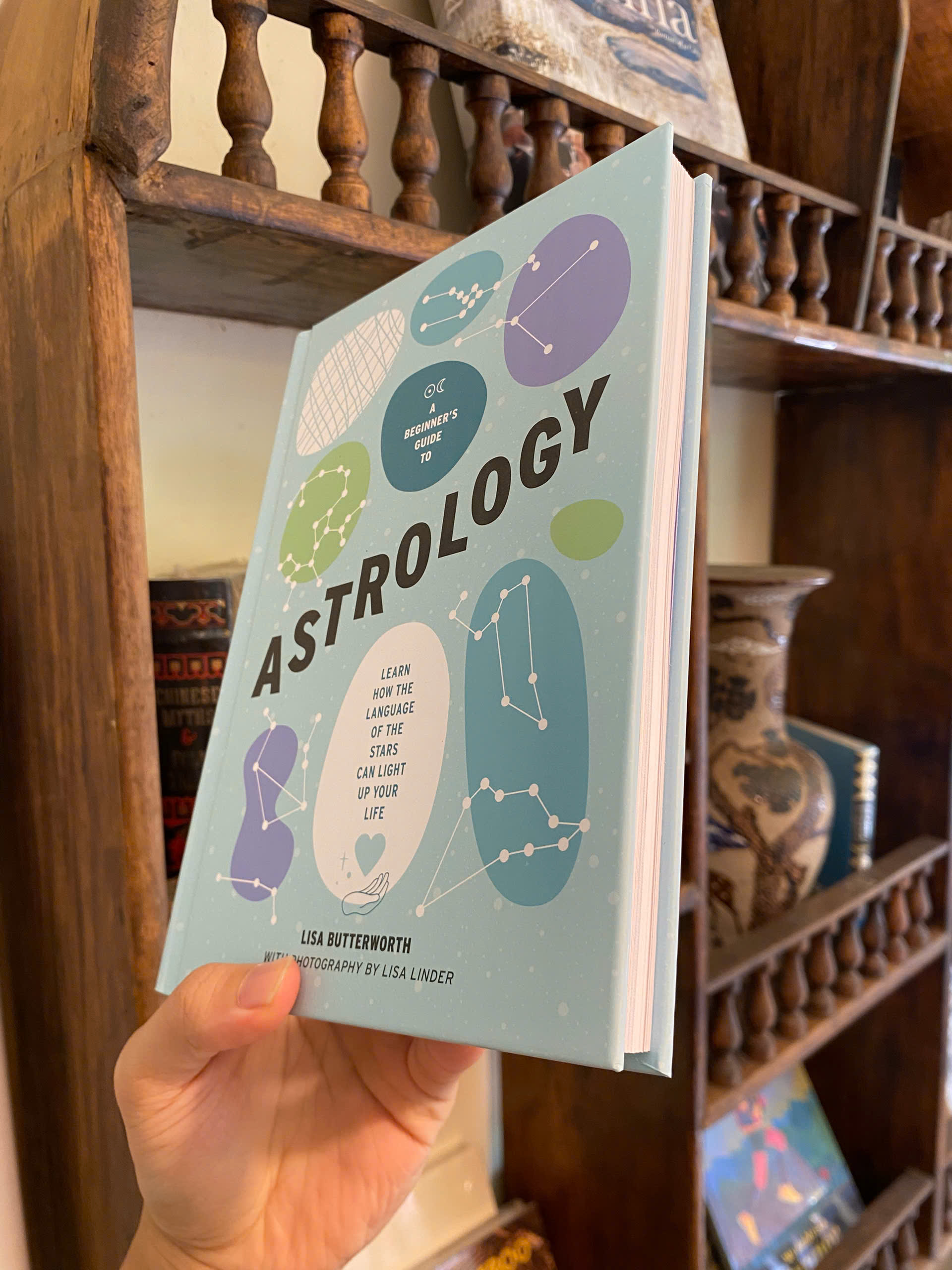 Sách - A Beginner's Guide to Astrology by Lisa Butterworth | Language of the Stars | English Book