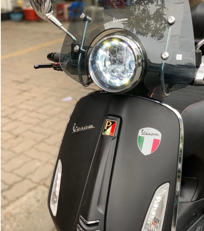 Logo dành cho dòng xe Piaggio - Chữ P Vàng nền cờ Italy - 8831z.