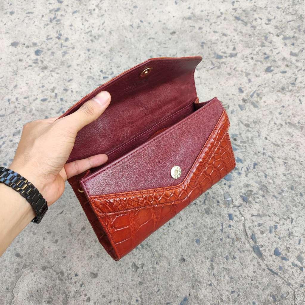 Cầm tay nữ kiêm túi đeo vai. Da bụng cá sấu siêu dễ thương!