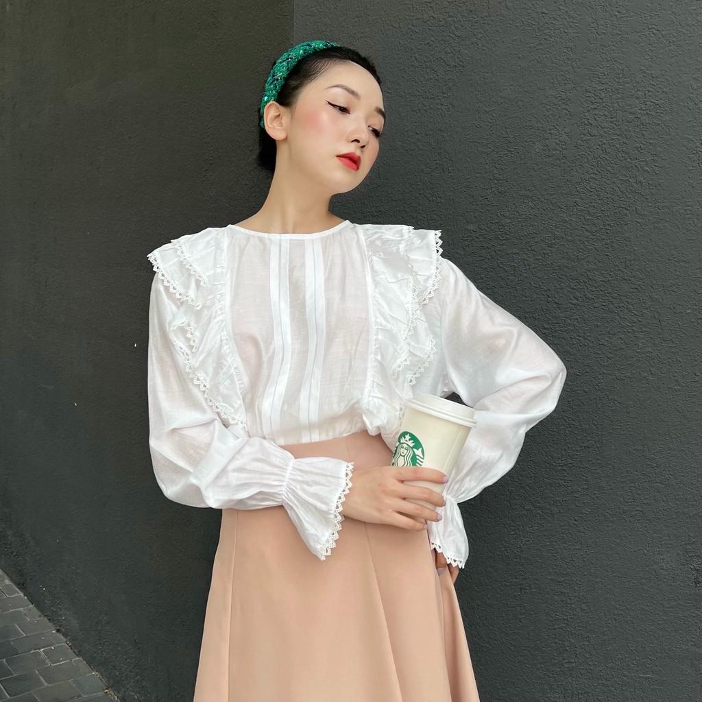 KIOBI - Áo kiểu Ninara form suông rộng, cổ tròn, tay phồng nhún bèo, bèo ngực viền ren, vải tơ mịn trắng - KIA224346T