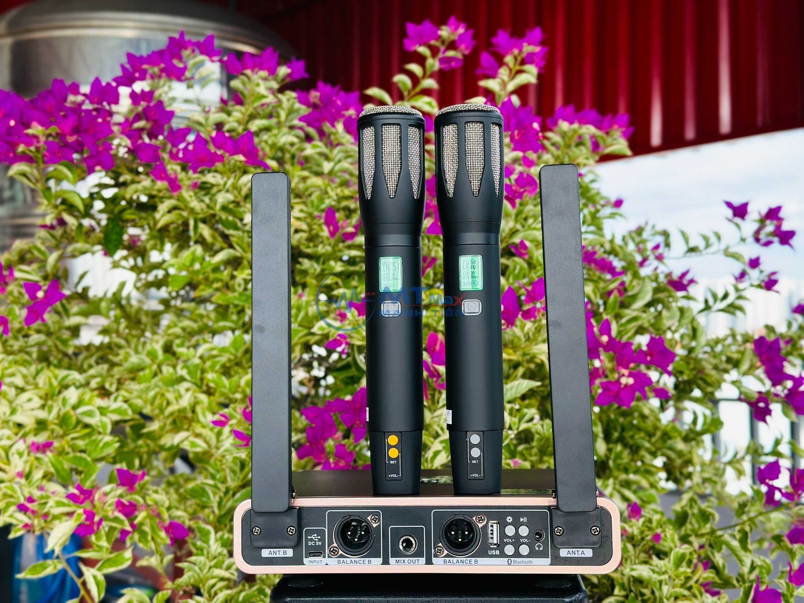 Micro Karaoke VM700 UHF Siêu Độc Đáo Với Đèn LED RGB và Micro Hát Nhẹ, Hút Tiếng, Chống Hú Rít HÀNG CHÍNH HÃNG