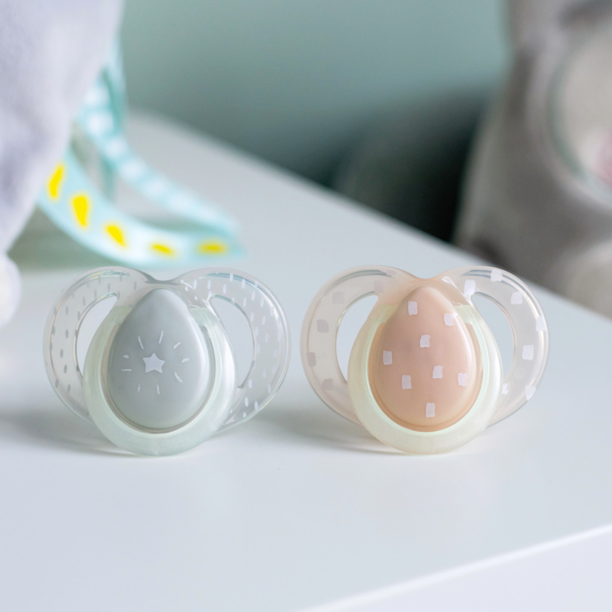 Ty Ngậm Dạ Quang Cho Bé Tommee Tippee Night Time 6 - 18 Tháng (Vỉ Đôi) - Mưa Xám