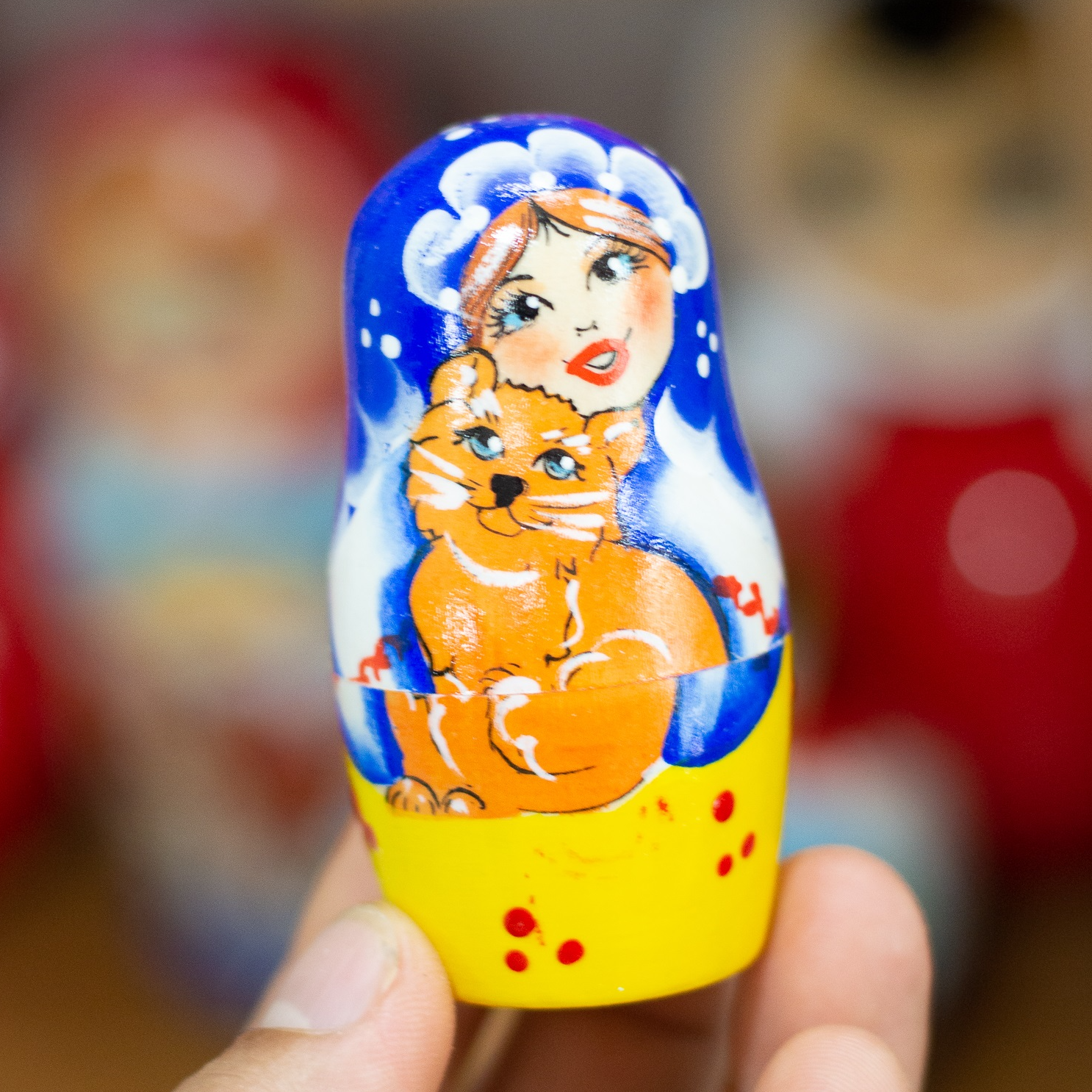 BỘ BÚP BÊ NGA MATRYOSHKA 5 LỚP CAO 12CM VẼ HOA VĂN &quot;BÉ MISA ÔM MÈO&quot; RẤT DỄ THƯƠNG