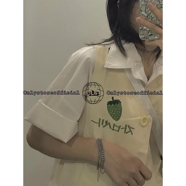 Áo gile dâu be với áo sơ mi trắng cơ bản và quần đùi đenxinh xắn