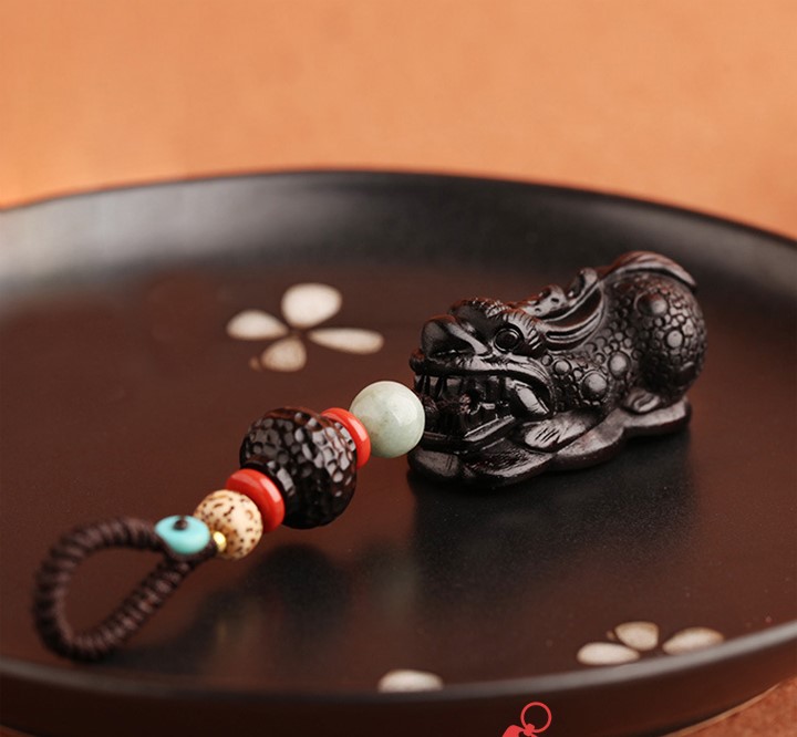 Dây treo phong thủy trên ô tô, Móc treo trang trí ô tô kỳ lân phong thủy bằng gỗ mun PKXH-170
