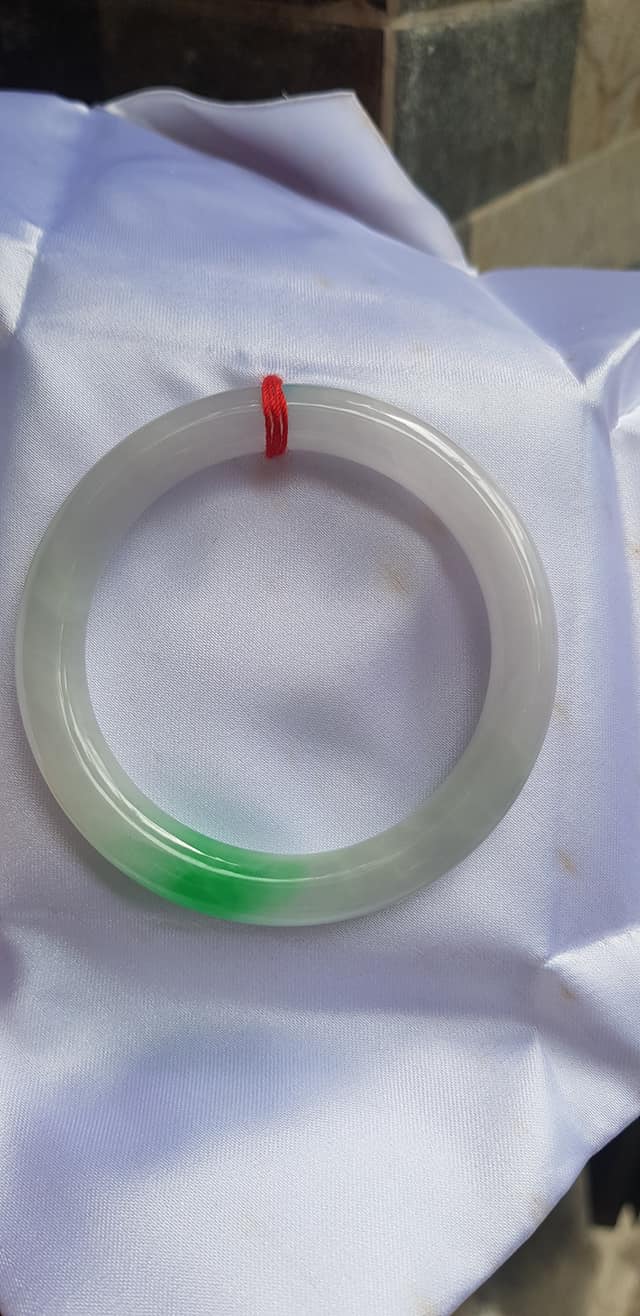 Vòng Cẩm Thạch tự nhiên Tr Lý Ni 52mm Vòng size 52mm x chột 8mm bóng đẹp màu trắng bóng điểm xanh lý tươi đậm đẹp 1 điểm nhấn của vòng xinh xắn lắm Nữ 50kg - 55kg kim mệnh thuỷ đeo hợp ạ