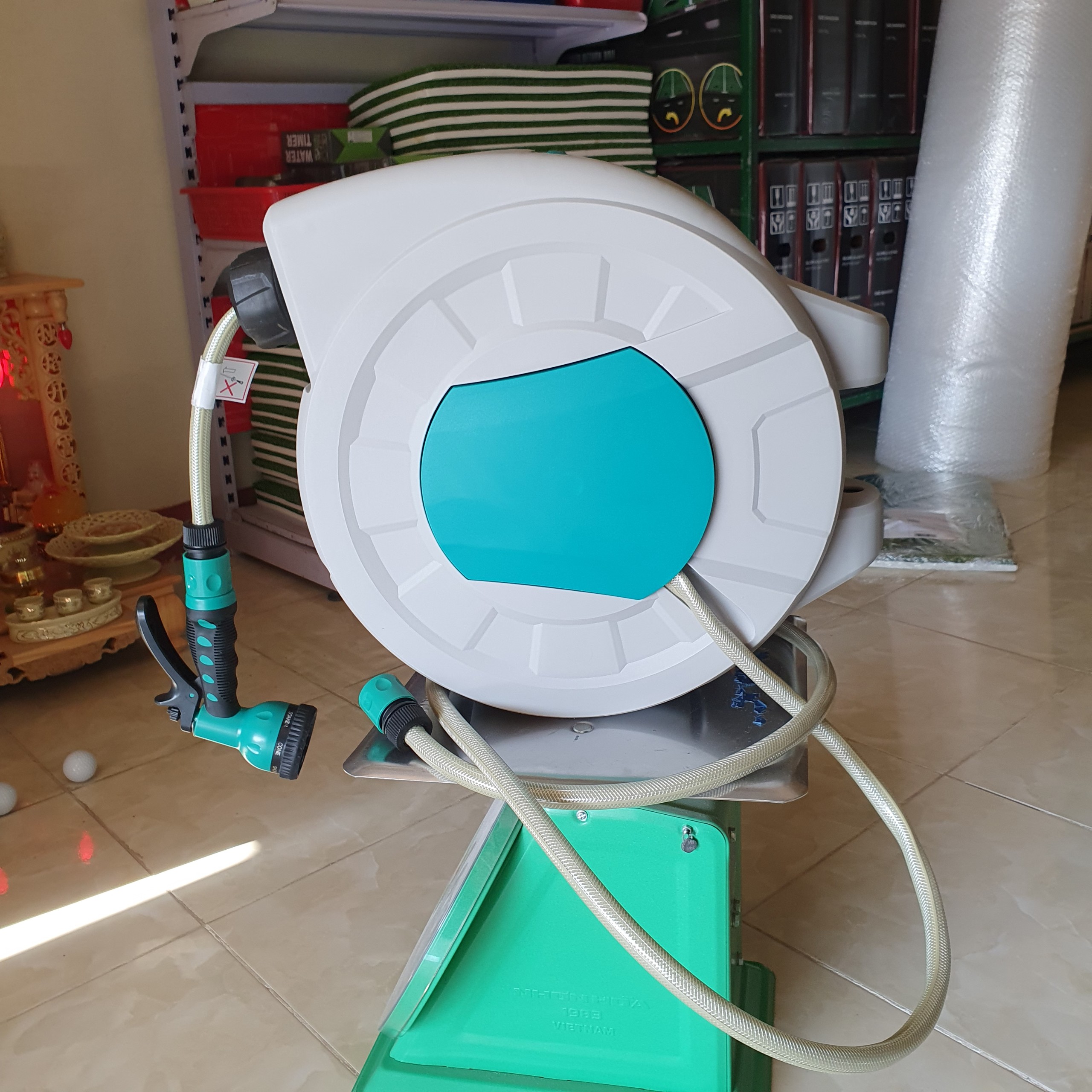 BỘ VÒI TƯỚI TỰ ĐỘNG THU DÂY -20m: Kèm đầu phun 7 cấp, tiện dụng & bền bỉ.Sang trọng - Bền Bỉ - Hiệu quả tối ưu.Tặng kèm đầu phun 9 cấp độ. Số lượng có hạn