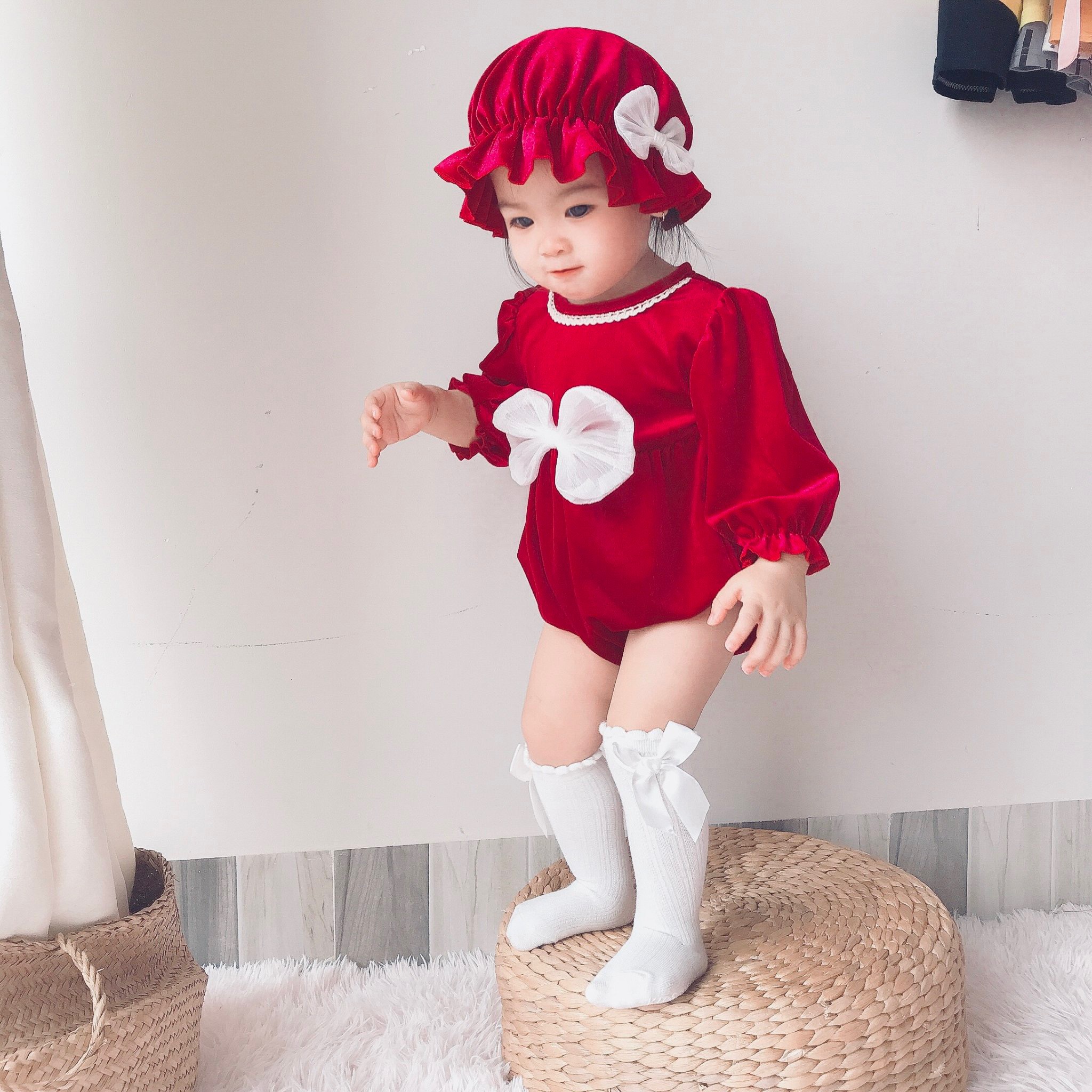 Body Nhung Đỏ Cho Bé Gái 3 Đến 12kg, Bodysuit Kèm Quà Tặng Nón Và Giày