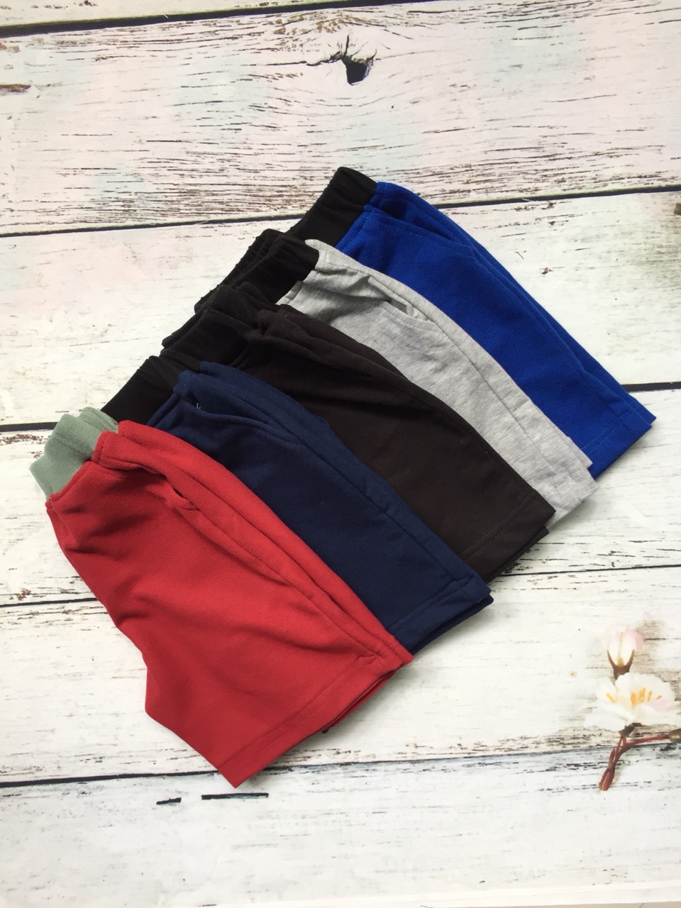 Combo 2 quần short trẻ em từ 10-30kg - Cotton thiên nhiên - 2 màu ngẫu nhiên