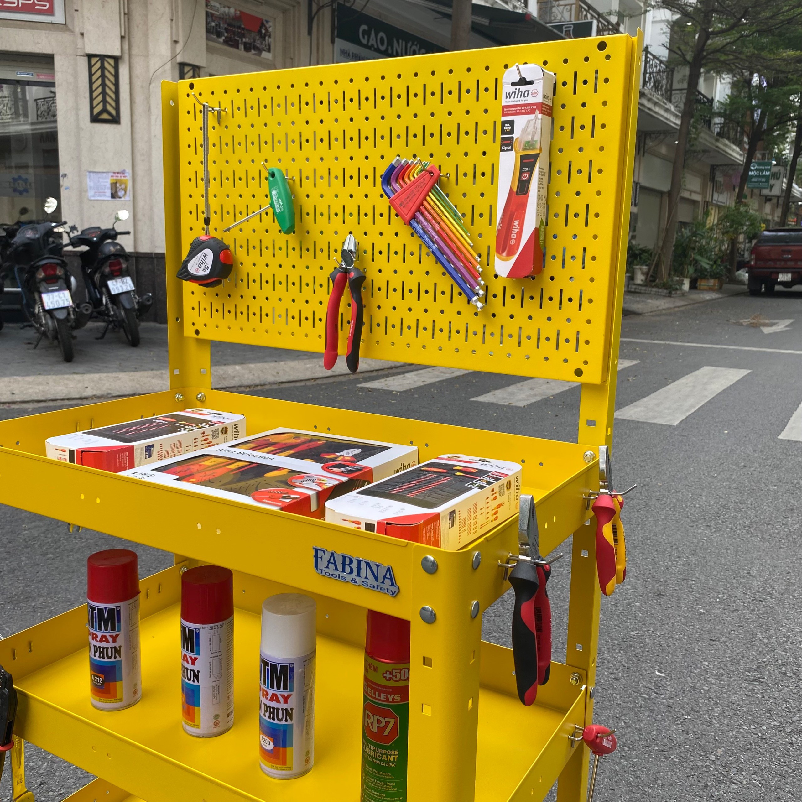 Xe đẩy 3 ngăn vách lưới 72cm vàng FABINA