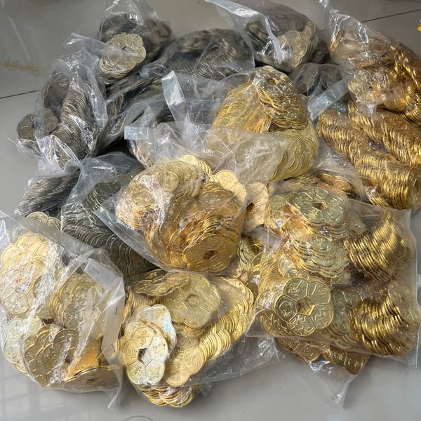 Đồng xu hoa mai phong thủy bằng đồng mang lại may mắn tài lộc bình an