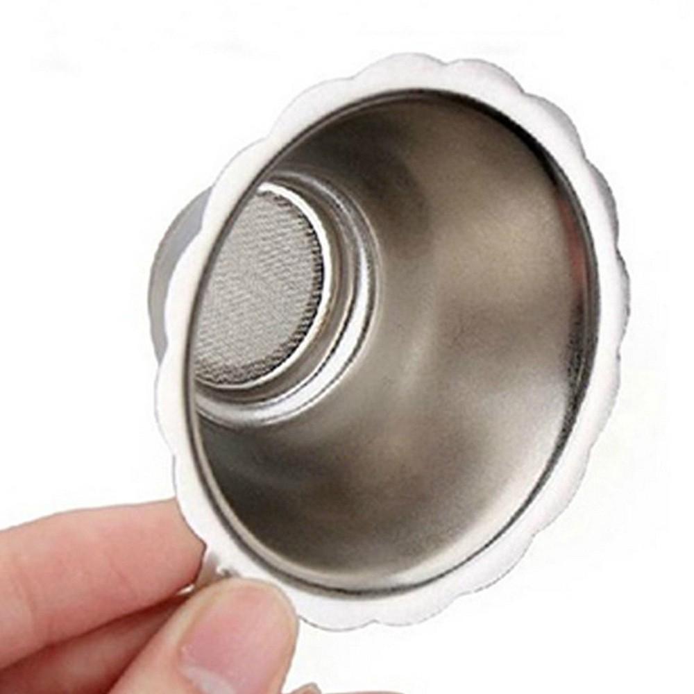 Sử dụng Đồ lọc trà bằng thép không gỉ có quai cầm tiện lợi kích thước 7.5x4mm