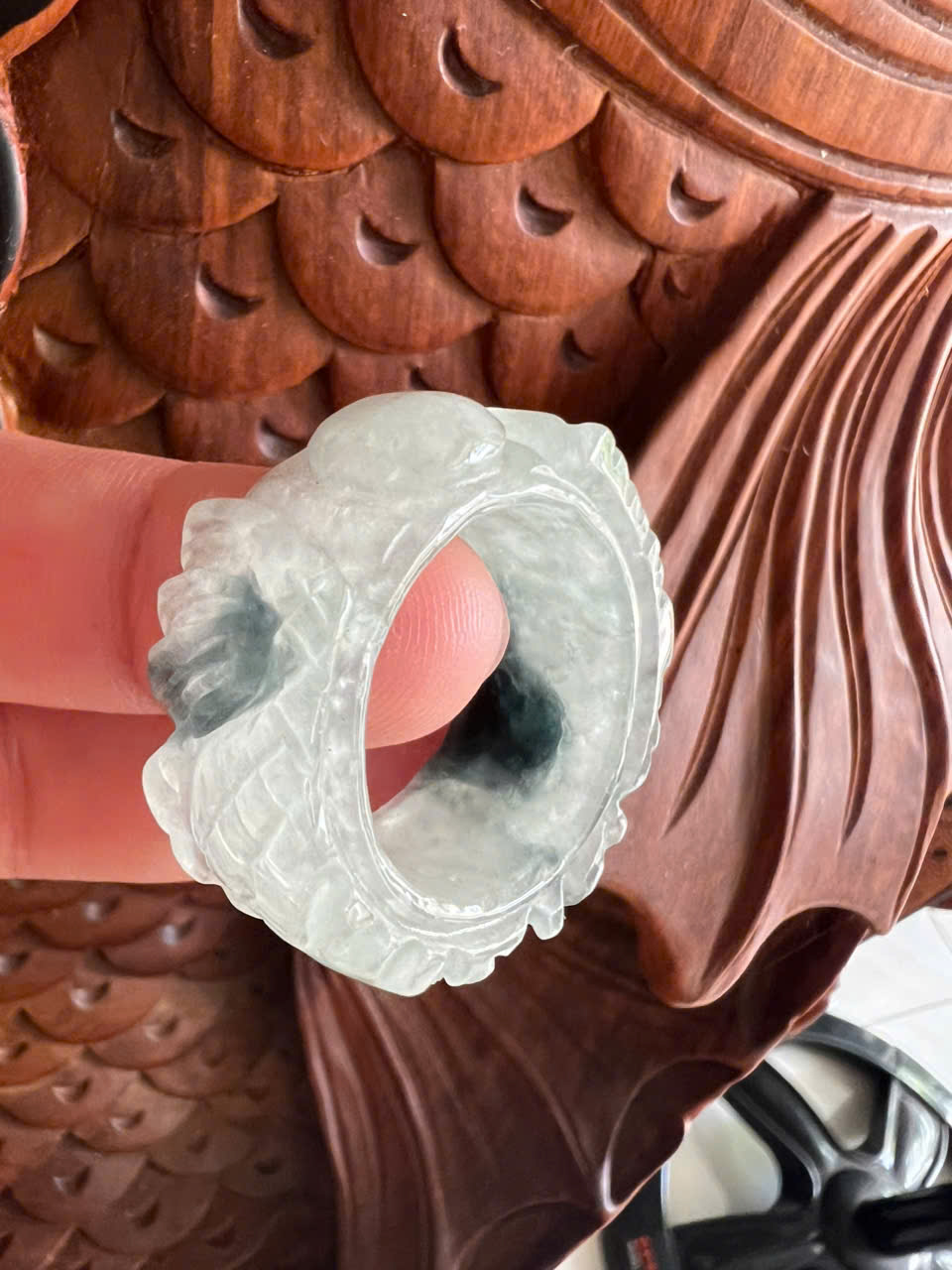 Nhẫn Rồng Nam Ni 21mm Cao 13mm Dầy 6mm Đá Cẩm Thạch màu Xanh nhẹ bóng trắng xíu xanh đen đẹp ạ