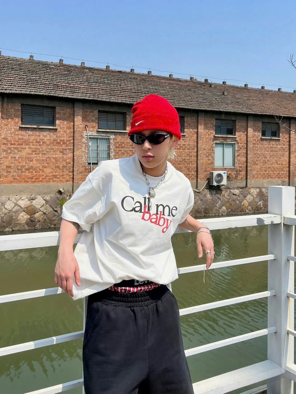 Áo phông nam nữ form rộng 2N Unisex thun cotton in chữ Call me baby màu trắng - XL &lt;75kg