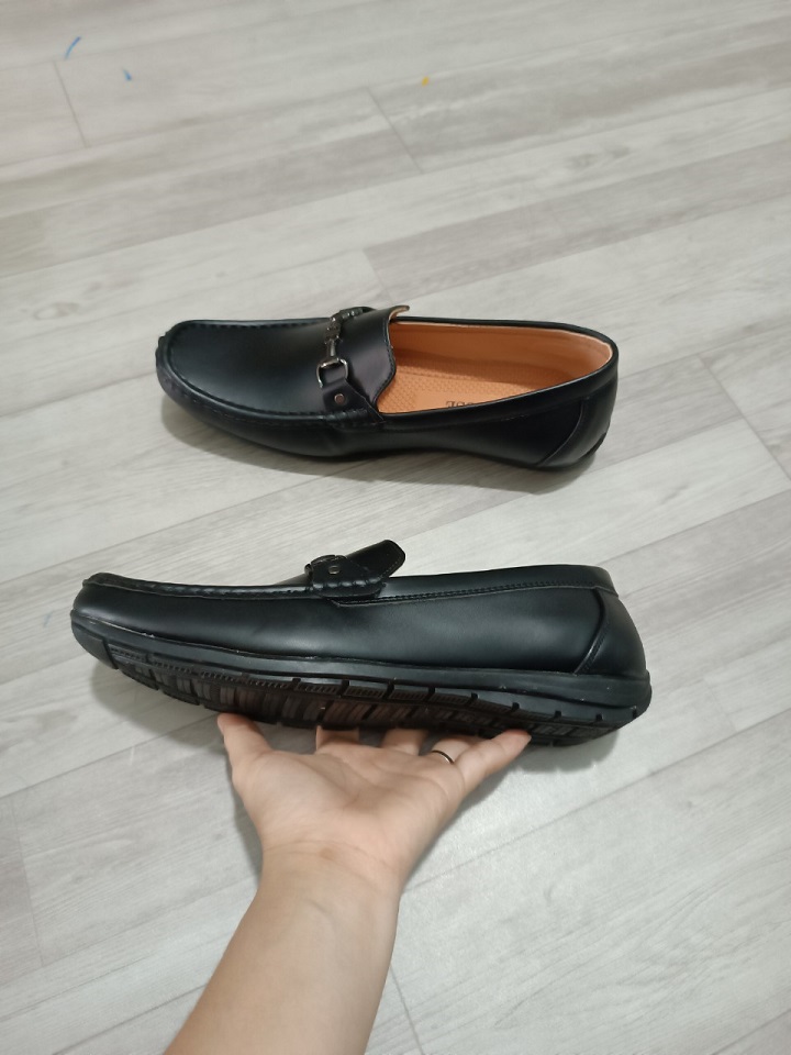 Giày lười nam da mềm màu đen đế cao su được khâu chắc chắn, dễ phối đồ
