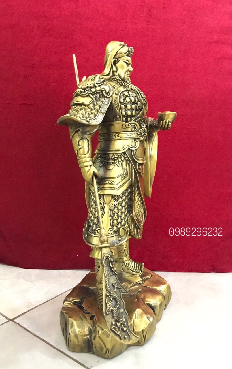 Tượng quan công đứng càm thỏi vàng bằng đồng