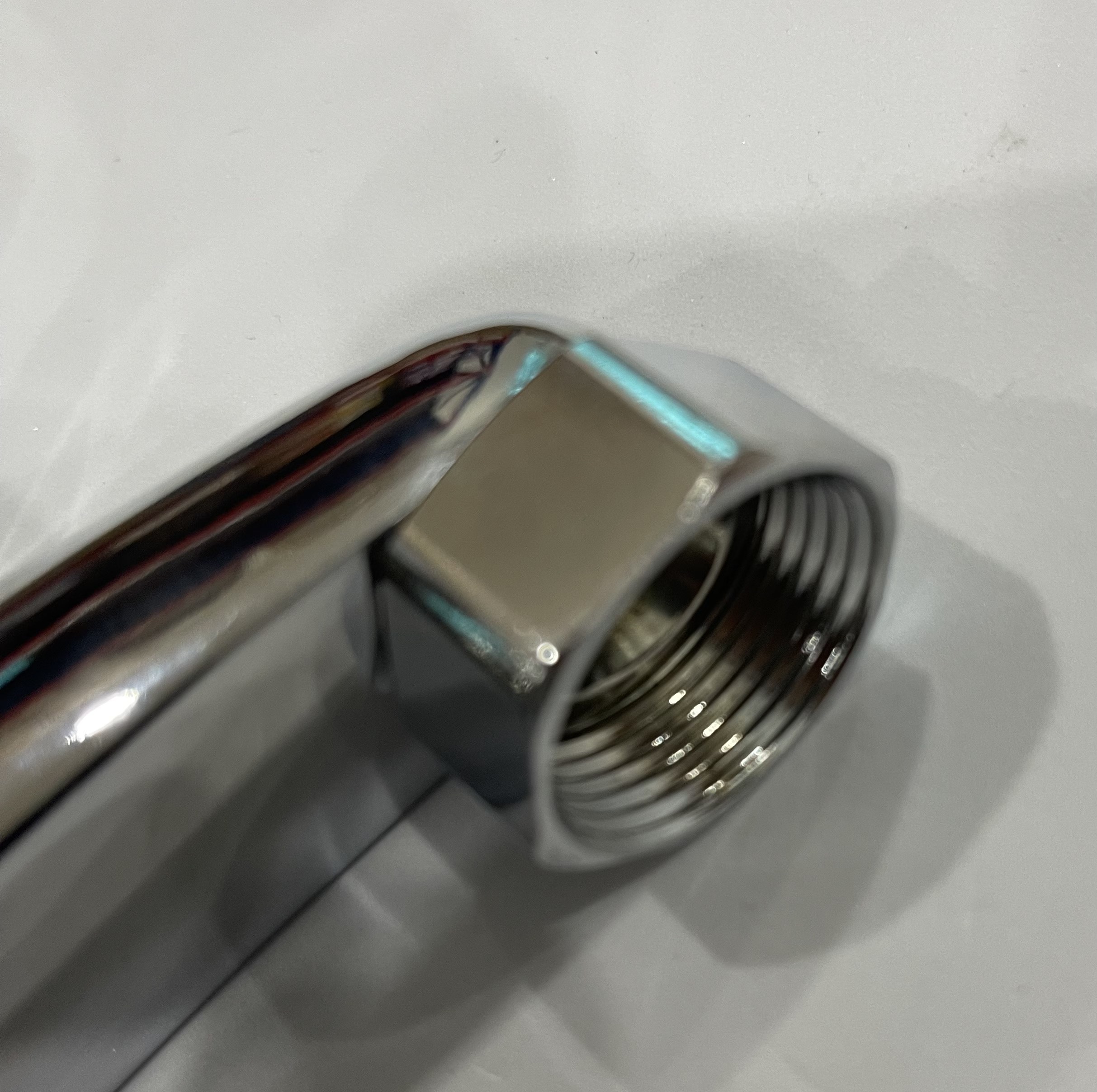 Sen liền tường, nóng lạnh. Vật liệu bằng hợp kim đồng, hợp kim kẽm mạ chrome bóng. Đẹp, dễ vệ sinh lau chùi. Phù hợp lắp đặt nhà tắm, các nơi công cộng.