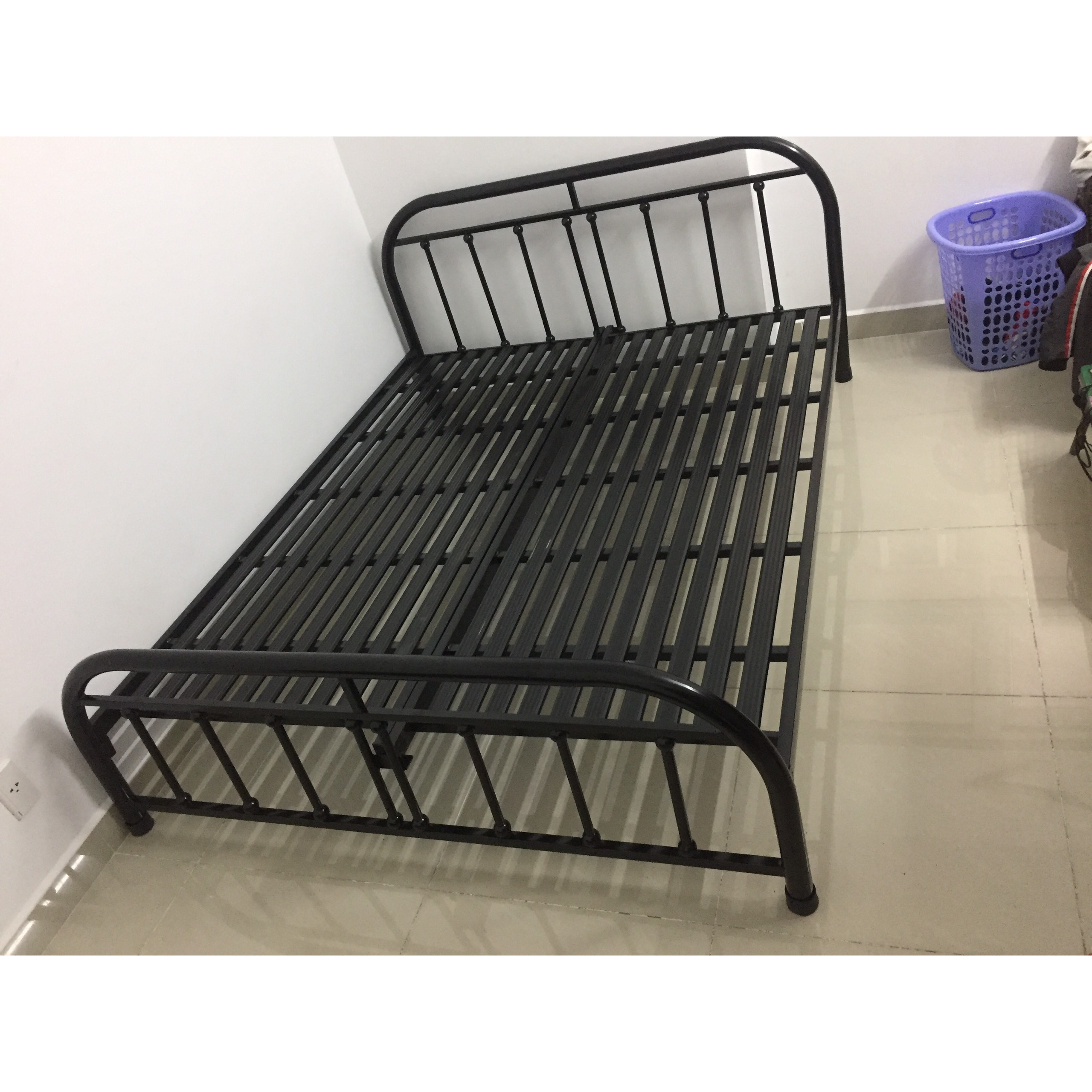 Giường sắt bi đen ngang 1m2