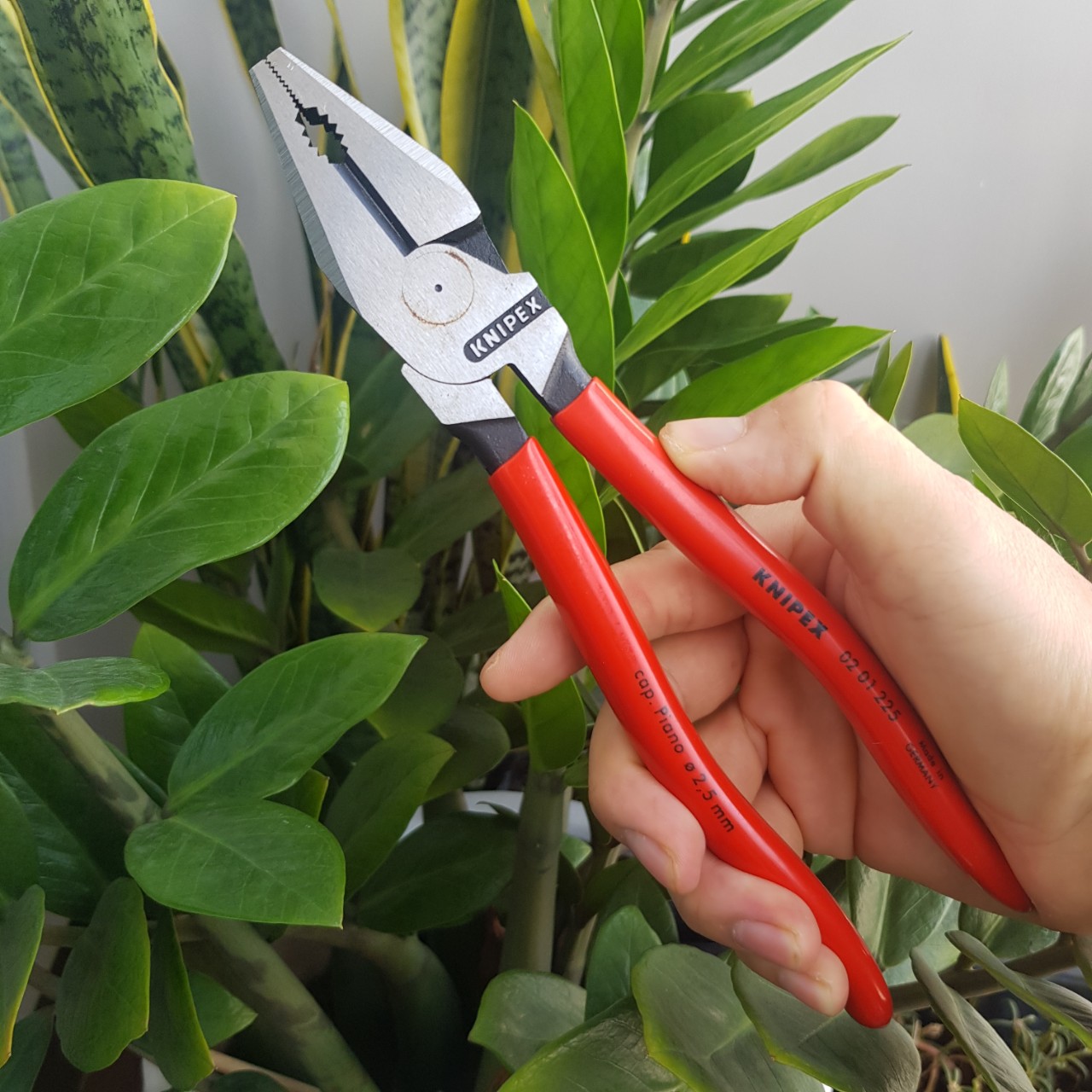 Kìm Knipex Đa Năng Lưỡi Cắt 63 HRC chiều dài 225mm - 02 01 225