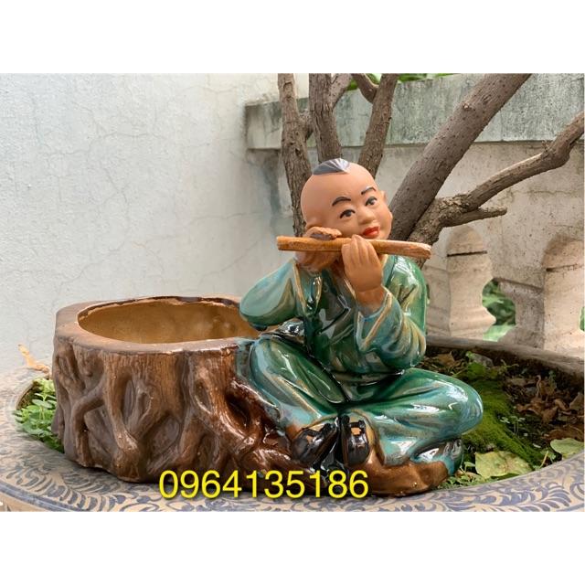 Tượng chú bé thổi sáo men xanh đồng bên chậu cây gốm sứ Bát Tràng