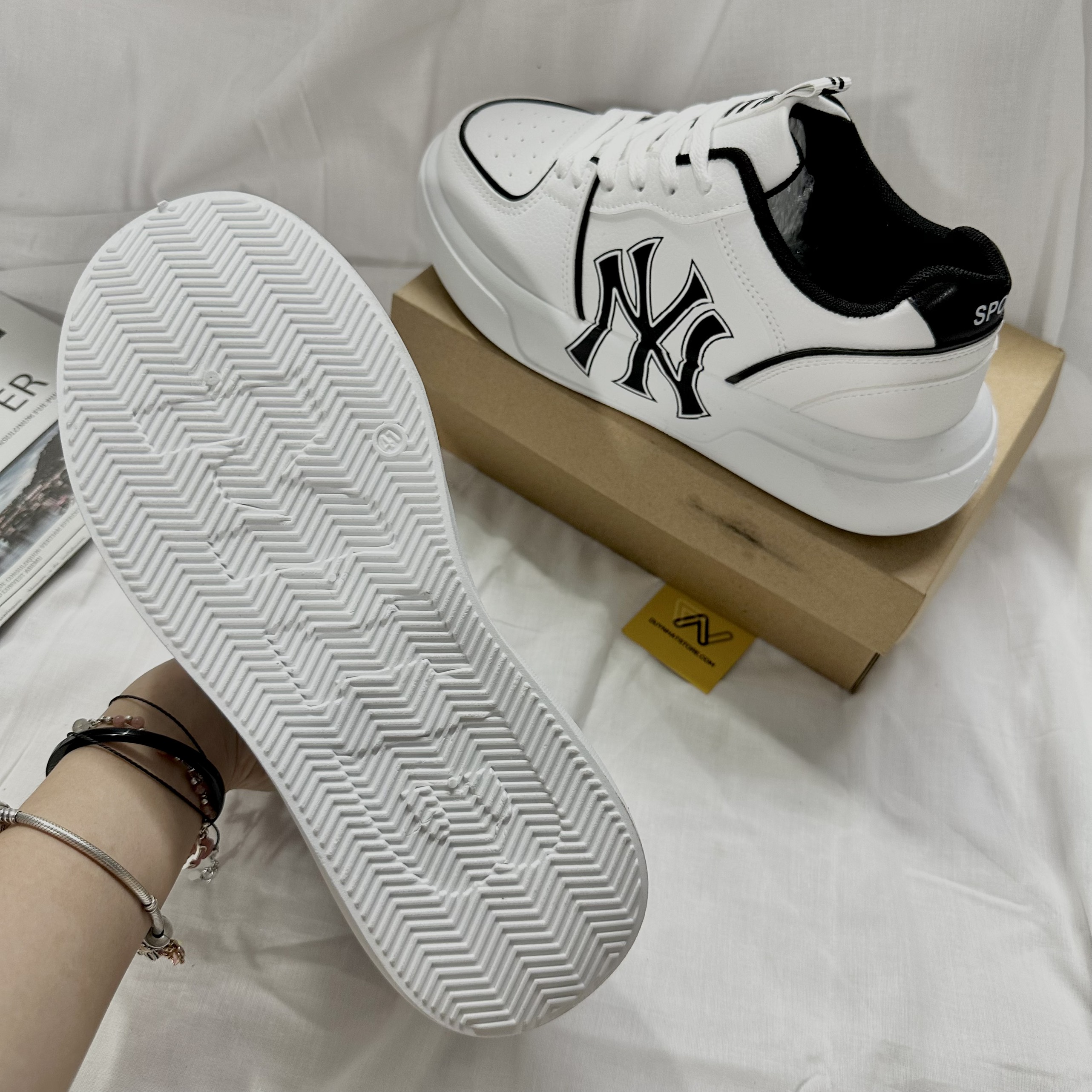 Giày Thể Thao Nữ Nam Màu Trắng Trơn Phối Gót Đen Duy Nhật Store Mc Queen NY Bonsai Uzzang Đẹp Độn 4cm Êm Sneaker Bata