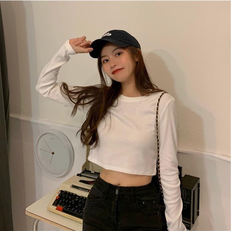 Áo Crop top dài tay là mẫu áo cực kỳ nịnh dáng hai màu trắng đen