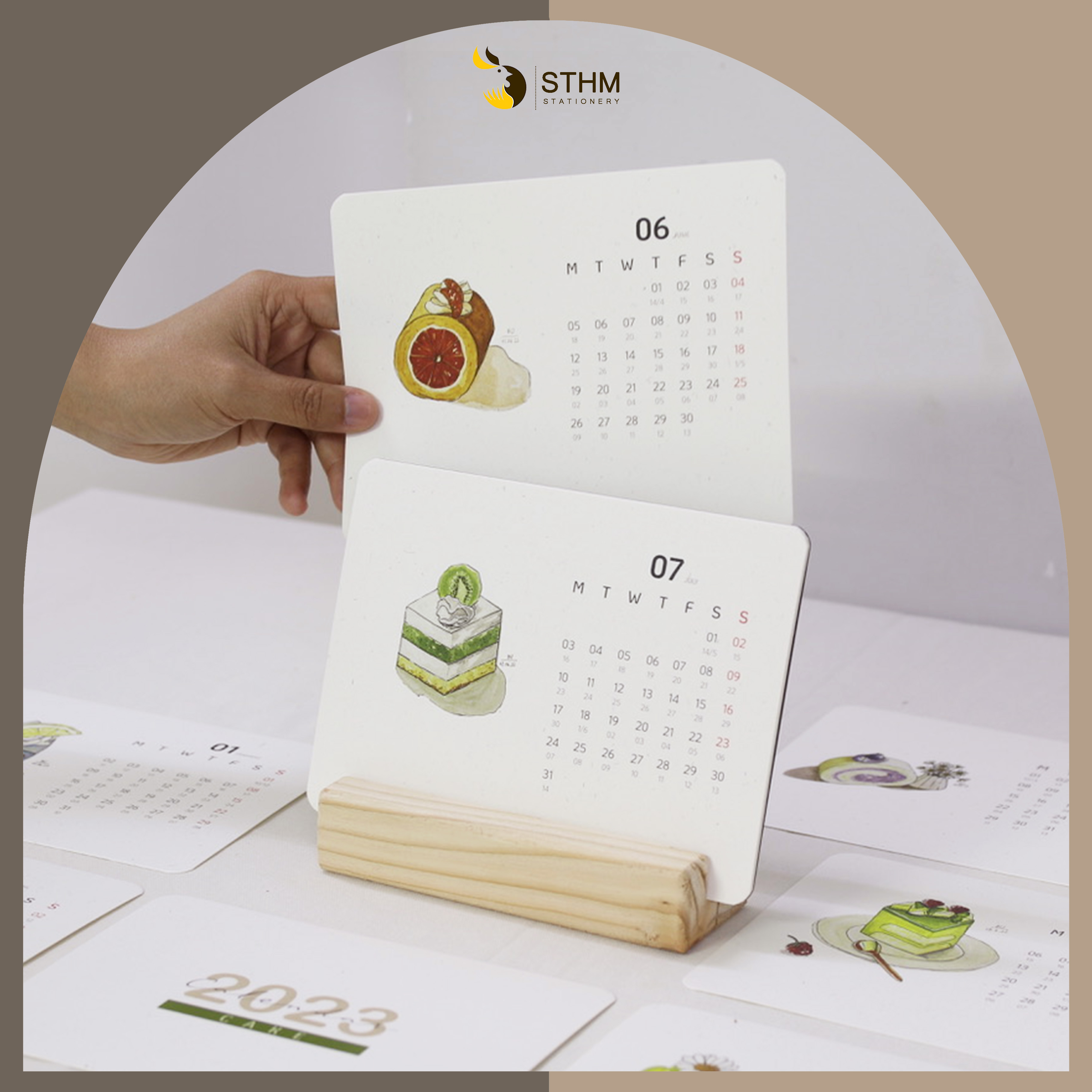 [STHM stationery ] - Lịch bàn đế gỗ 2023 - Cake - Tặng 12 sticker - Giấy mỹ thuật 220gsm - Có lịch âm dương