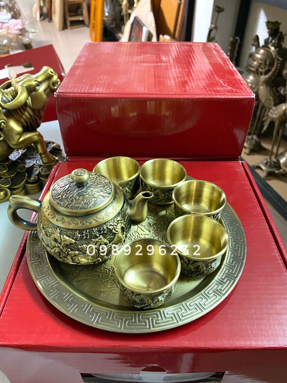 Bộ ấm trà hoa văn bát mã bằng đồng
