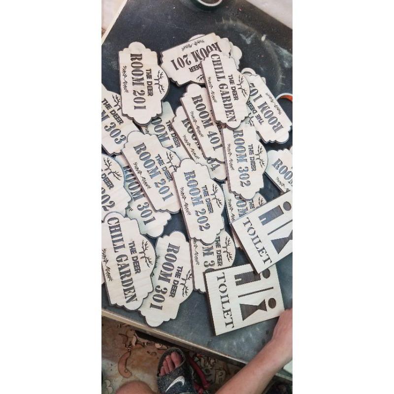 Bảng gỗ trang trí Bảng Gỗ Thông Tin Số Phòng Dán hoặc Dây Treo 16x8,5cm