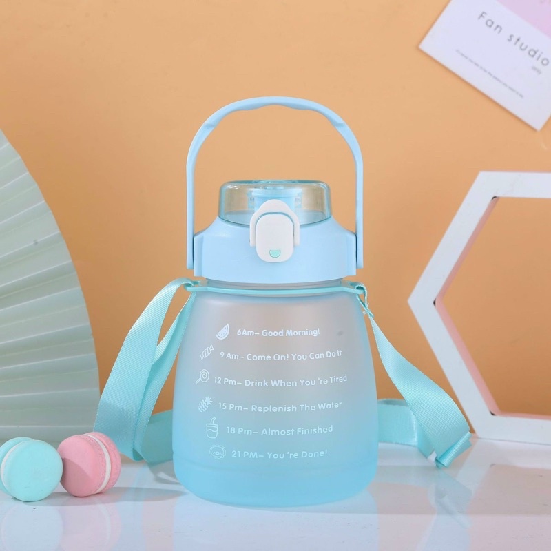 Bình Đựng Nước Cute Chia Vạch Nhắc Giờ Uống Nước Có Dây Đeo 1300ml Hàng Loại 1 - Chính Hãng 