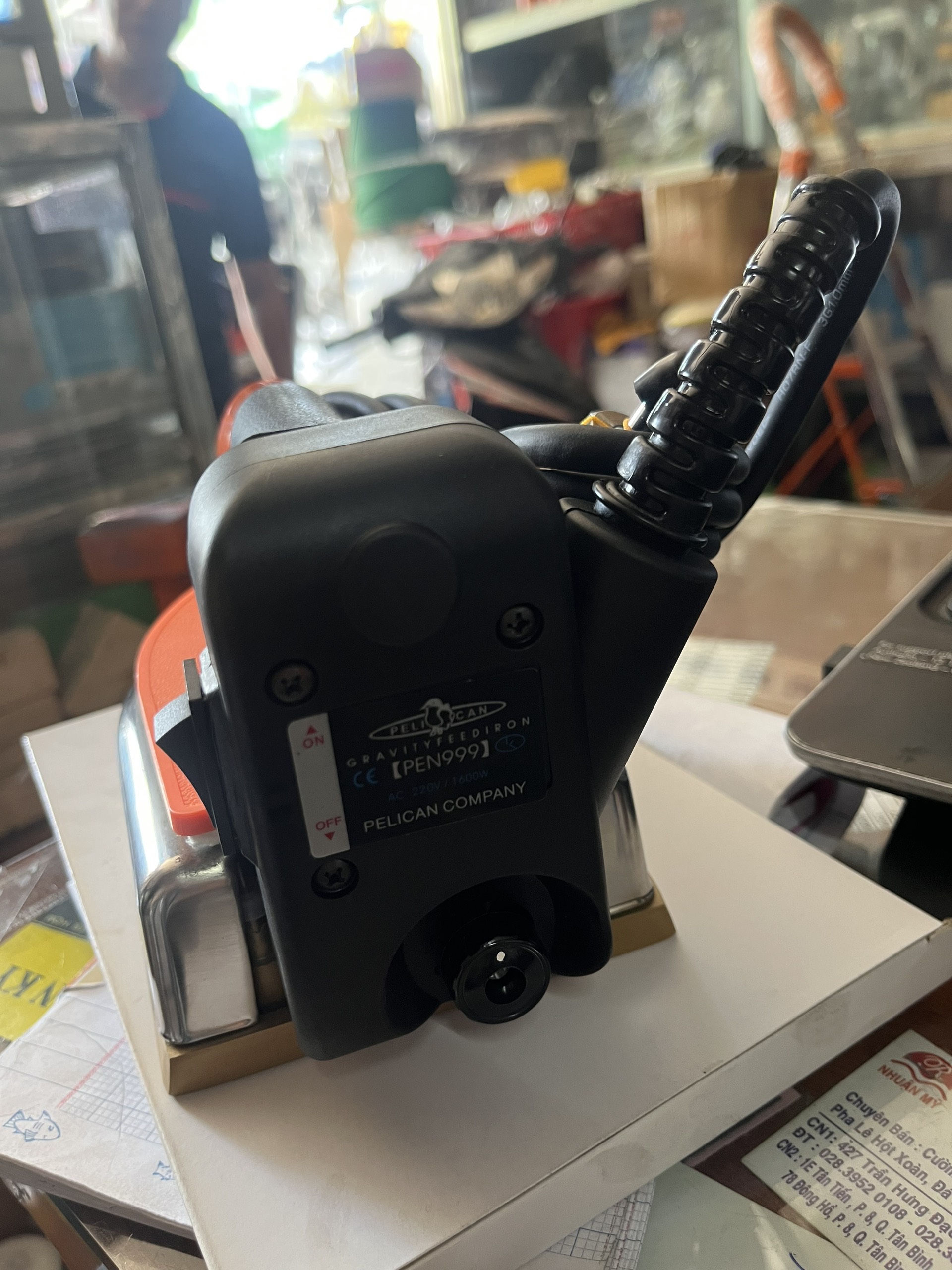 BÀN ỦI BÌNH NƯỚC TREO PELICAN PEN999