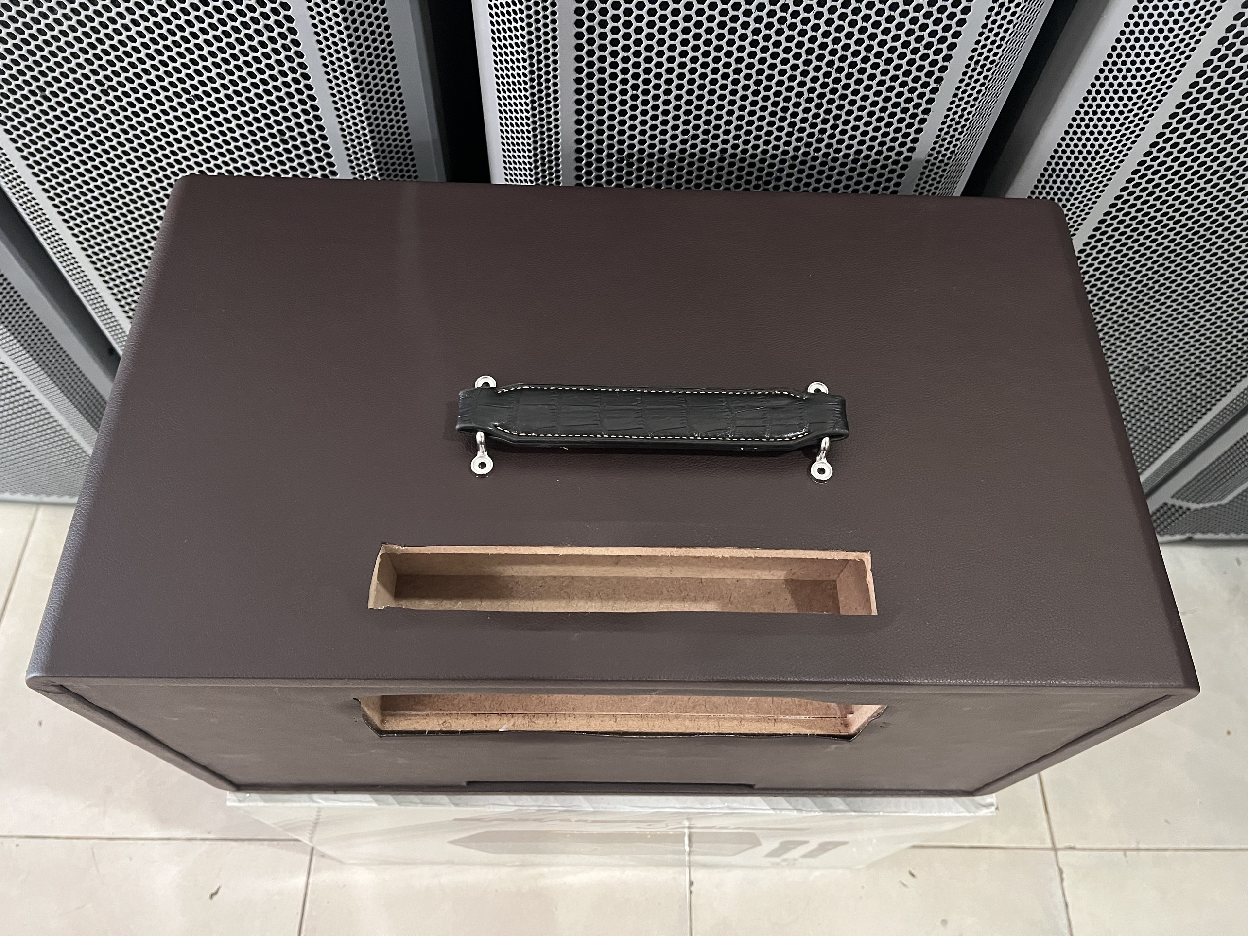 Vỏ thùng loa kéo 2 tấc dùng mạch K10 ván dày bọc da cao cấp Hải Triều màu Nâu da
