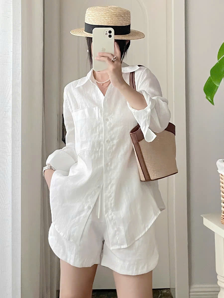 Bộ sơ mi linen gồm sơ mi dài tay có túi ngực và quần short cạp chun thoải mái dẽ mặc