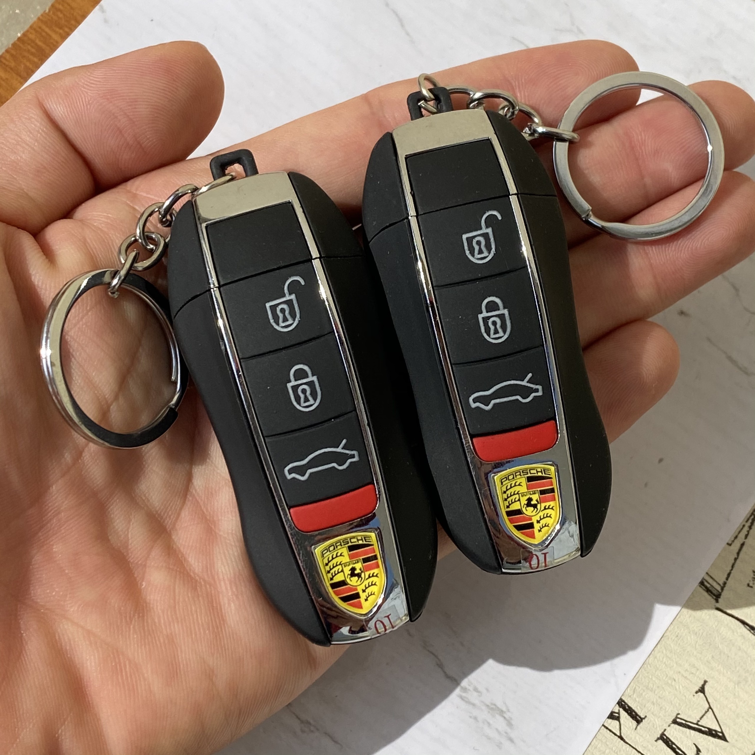 Hộp Quẹt Bật Lửa có Móc Khoá Hình Chiếc Chìa Khoá Xe Hơi Pos-che Có Đèn Soi 3in1 - Xài Gaz - Fullbox, Quà tặng độc lạ