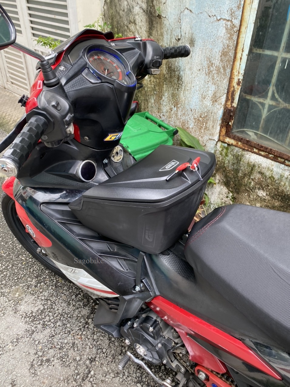 Thùng giữa Exciter 135, thùng Givi G10N kèm bát gắn cho Exciter 2011