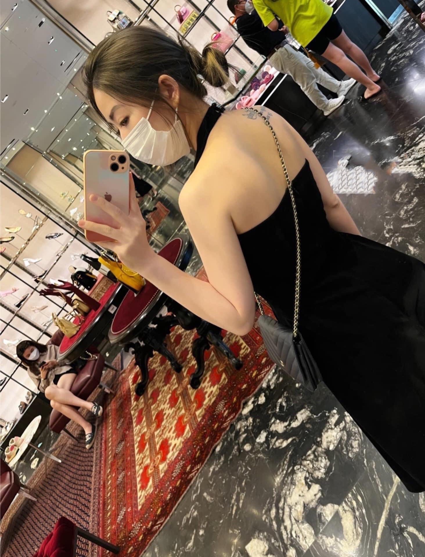 Đầm midi đen cổ yếm sang trọng