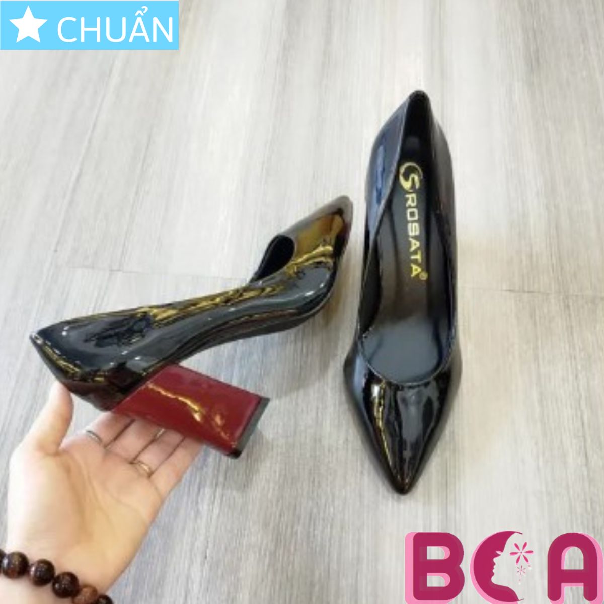 Giày cao gót nữ đế vuông 7p RO125 ROSATA tại BCASHOP phá cách với sự đối lập màu giữa thân giày đen và gót giày đỏ