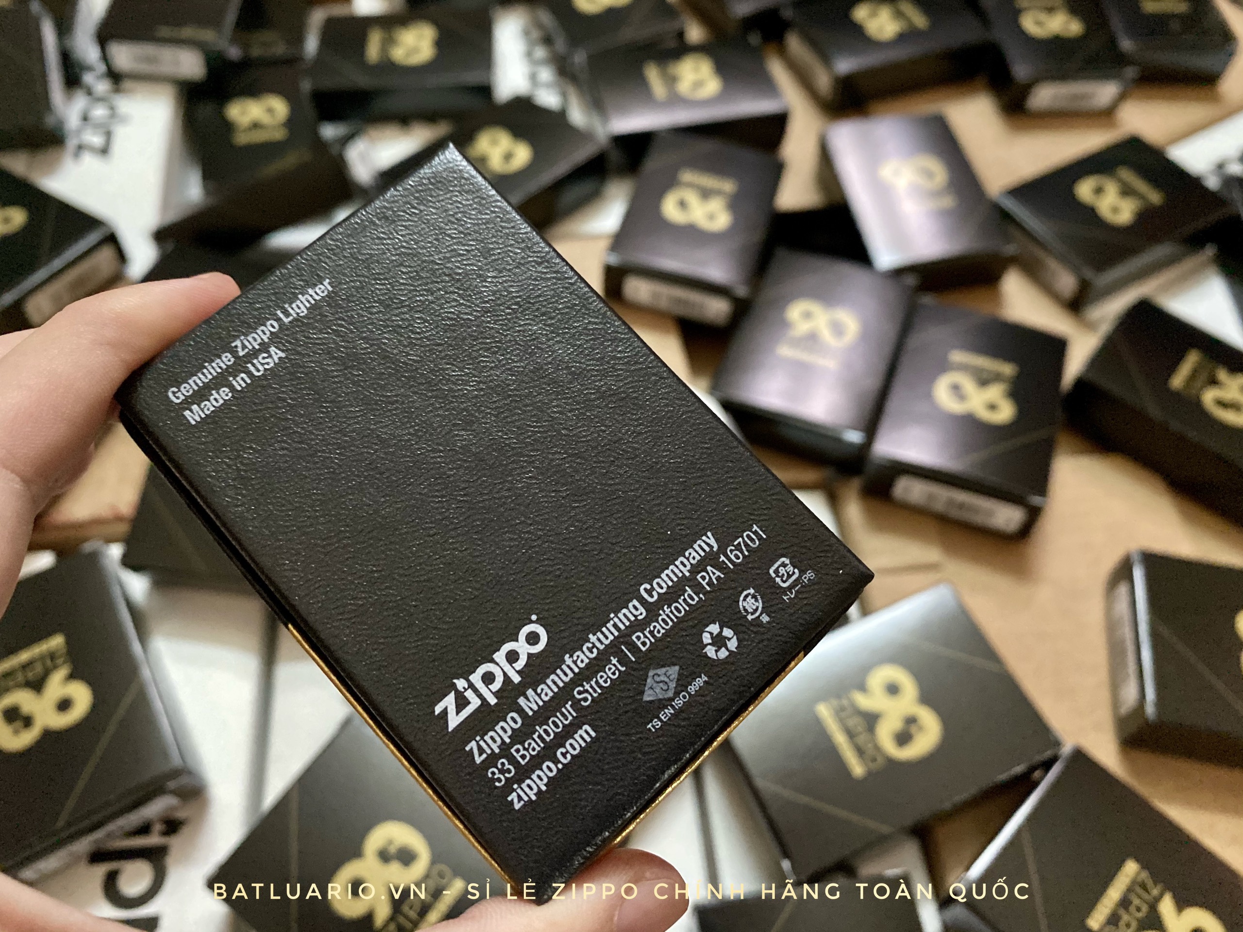 Bật Lửa Zippo Zippo 49864 – Zippo High Polish Black 90th Anniversary Commemorative