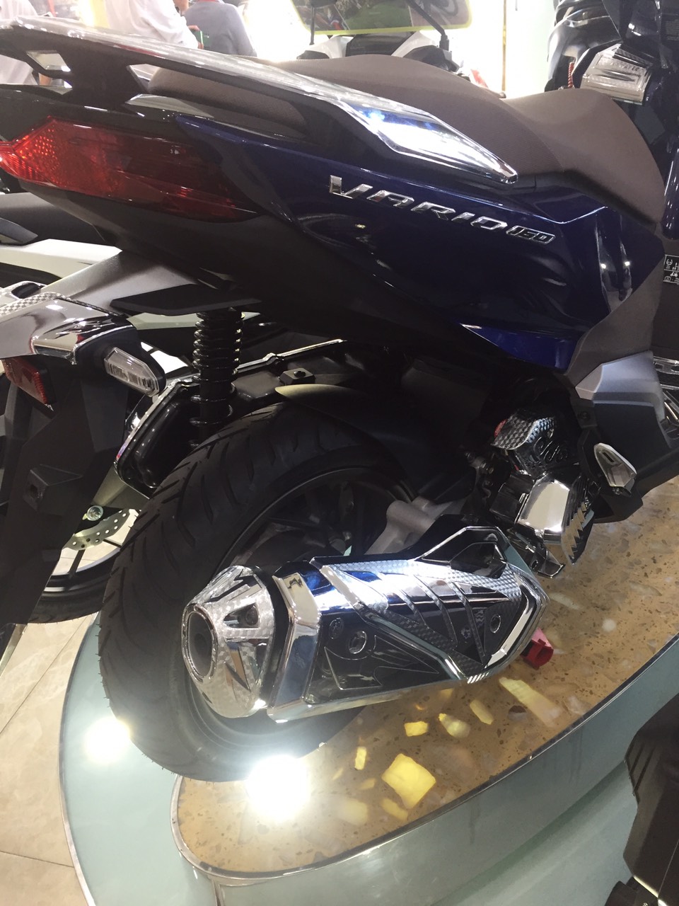 ỐP CHE PÔ  DÙNG CHO ĐỜI XE VARIO 160cc - VARIO 2022 2023 CROM