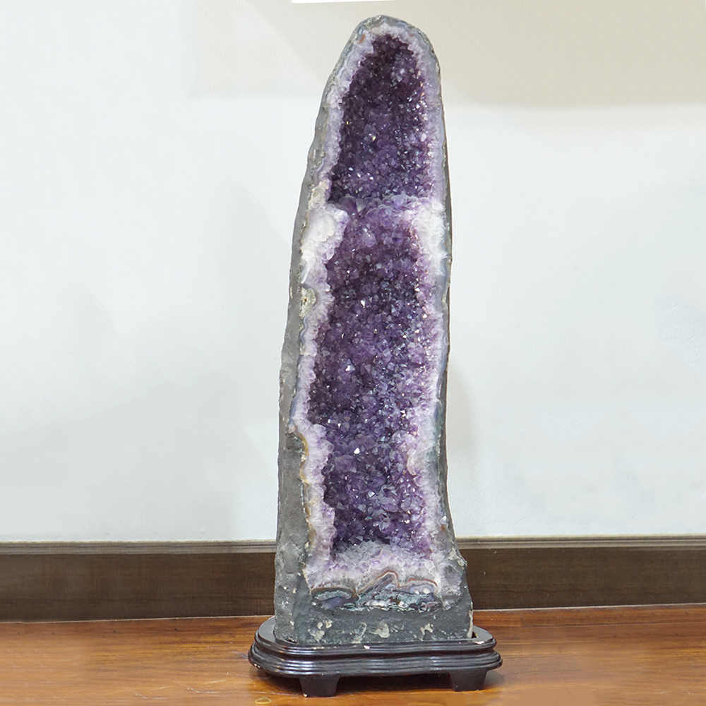 Hang Đá Thạch Anh Tím Amethyst Phong Thủy Đế Gỗ Tự Nhiên 74x18x20cm