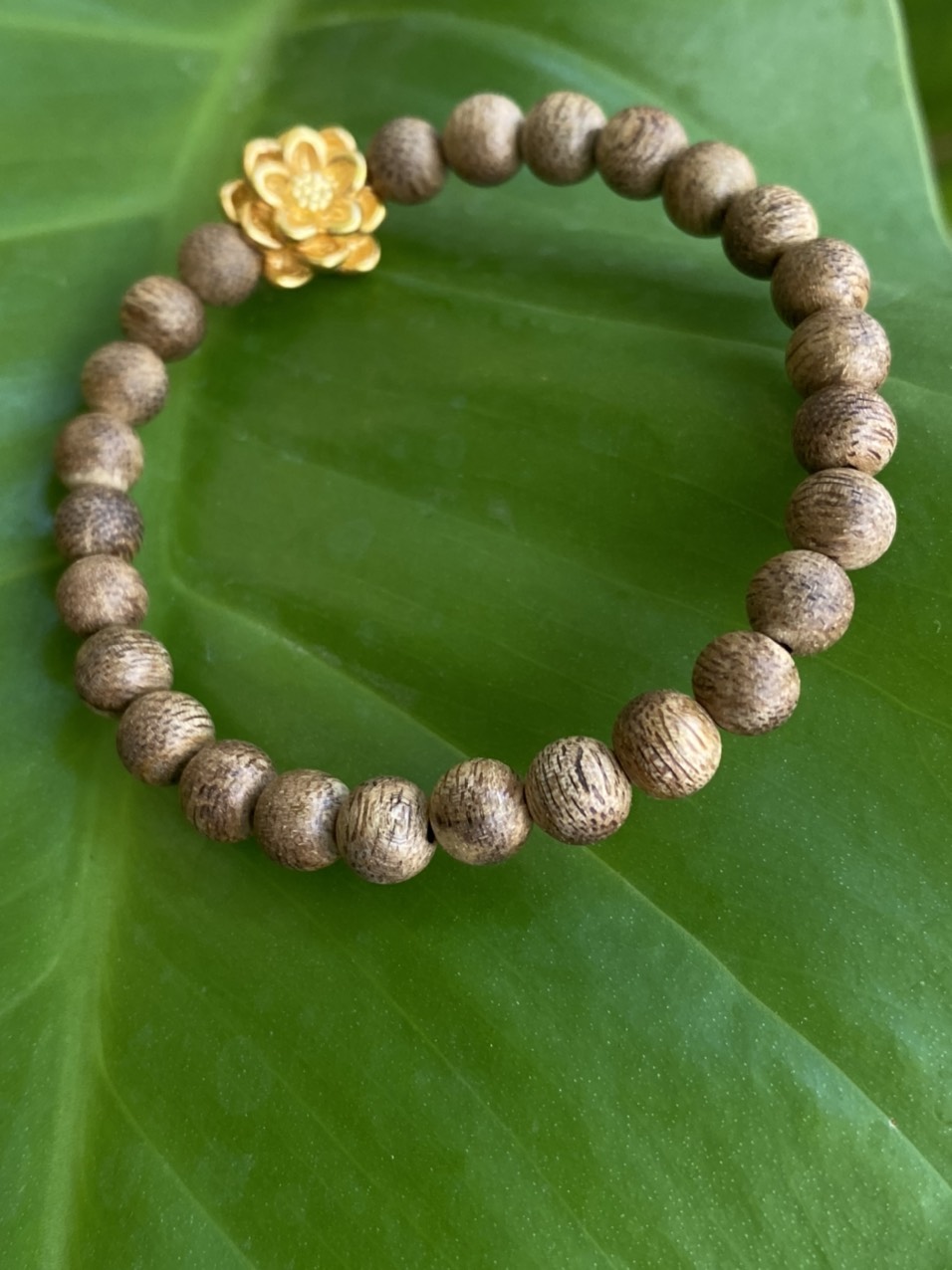 Vòng tay Trầm Hương Lào tự nhiên, mùi thơm dịu ngọt,size nữ mix charm sen bạc mạ vàng 24k