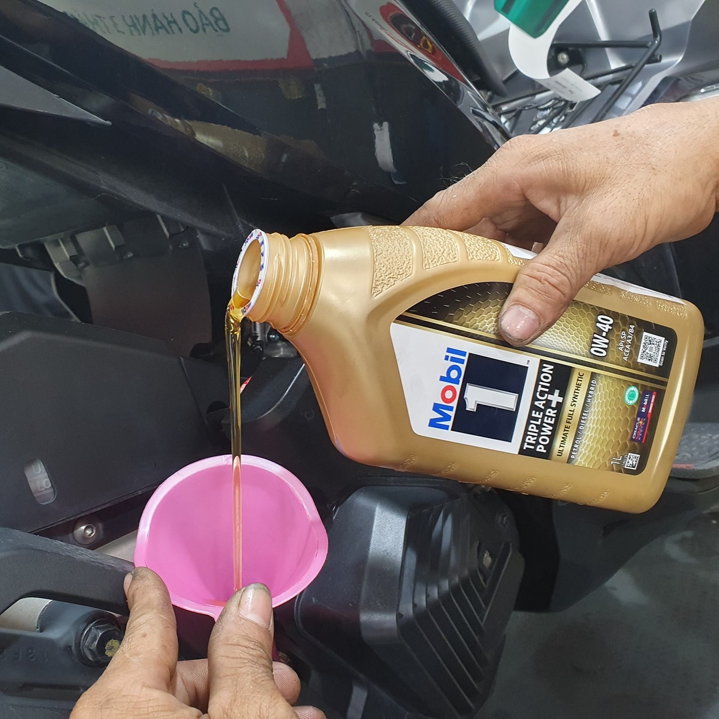 Nhớt Mobil 1 0W40 cho xe ga (900001)