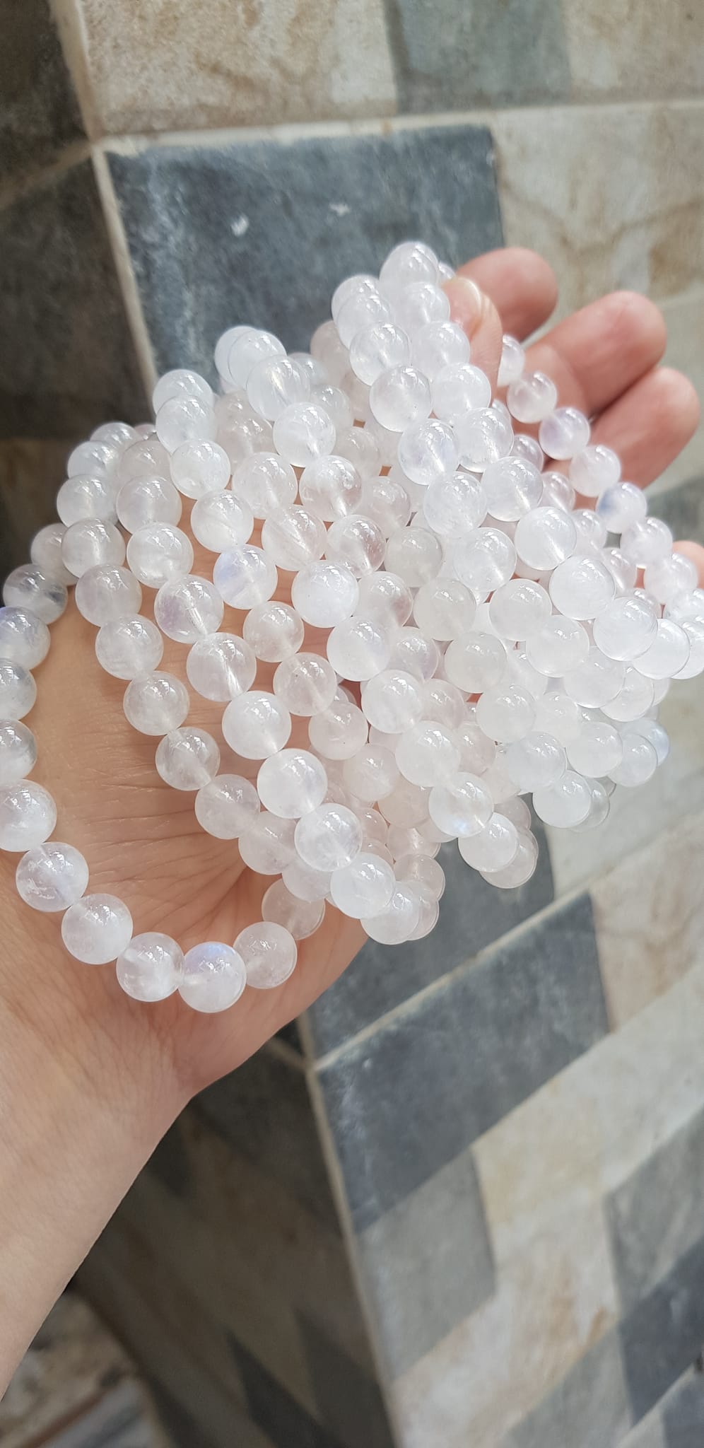 Vòng tay phong thuỷ may mắn moon trắng tự nhiên 8mm hay đá ánh trăng trắng trong bóng đẹp size vòng hạt 8mm màu trắng trong sáng tươi đẹp chuẩn hợp nữ mệnh kim mệnh thuỷ đeo ạ