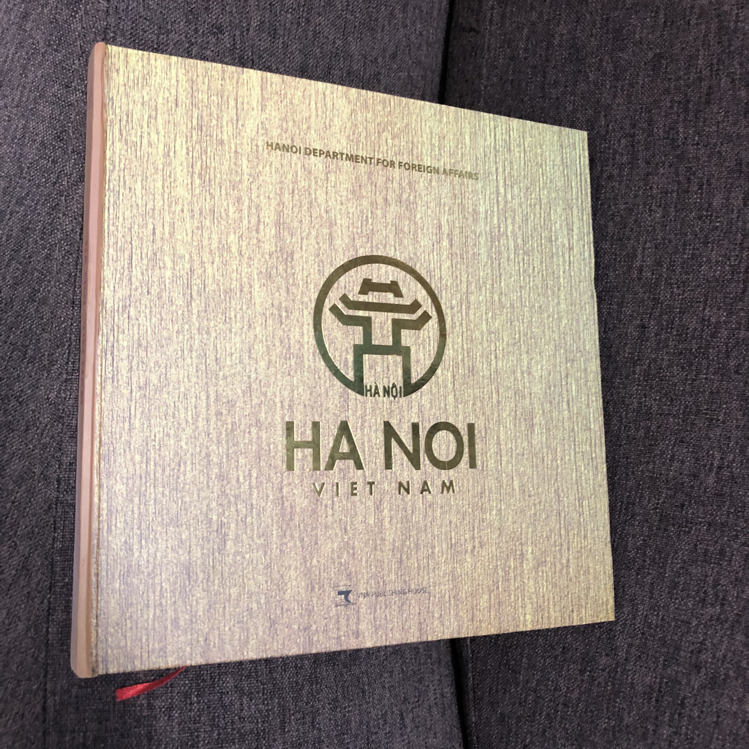 HÀ NỘI SÁCH ẢNH - IN MÀU TOÀN BỘ - BÌA CỨNG