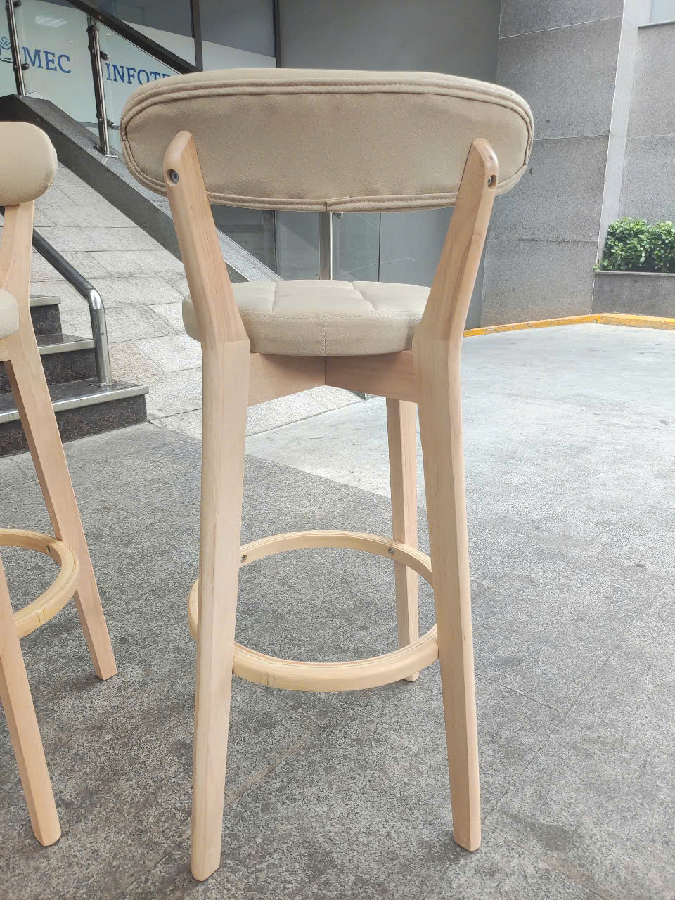 Ghế đảo bếp cố định nhập khẩu CB BEE-72W Nội thất Capta Ghế bàn đảo gỗ cao su nệm bọc giả da dễ vệ sinh bar chair hcm
