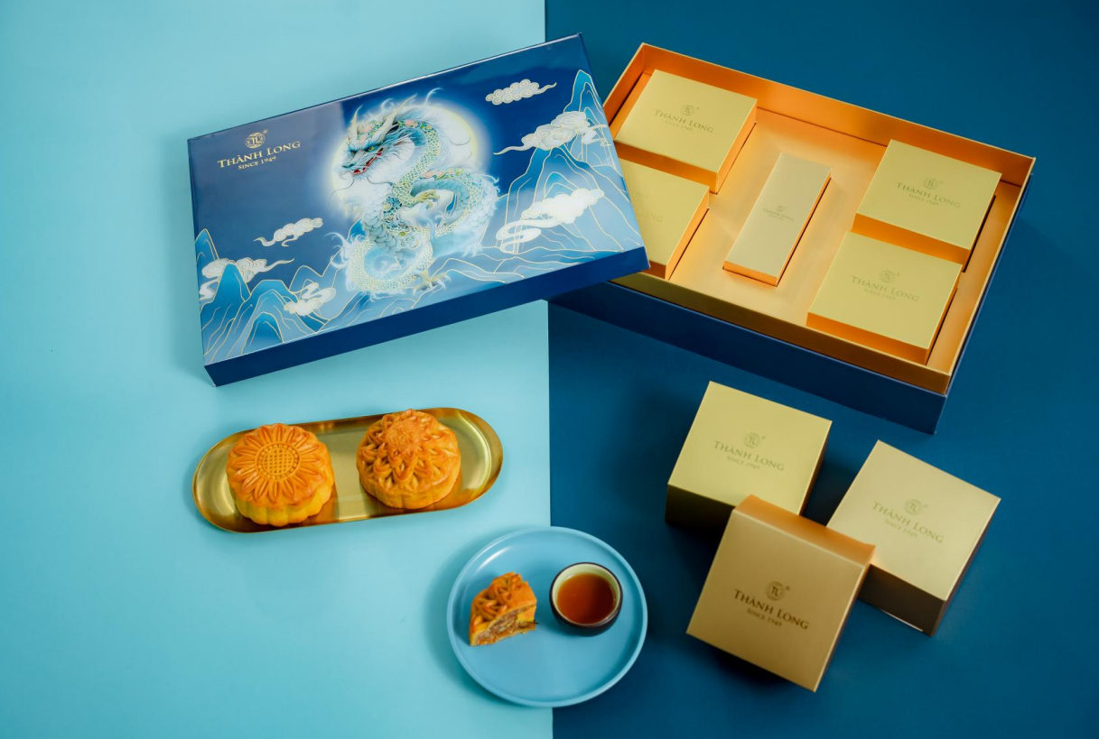 Bộ Hộp Bánh Trung Thu 4 Bánh 2 Trứng 220g Long Hưng - Thành Long (880g) - Việt Nam